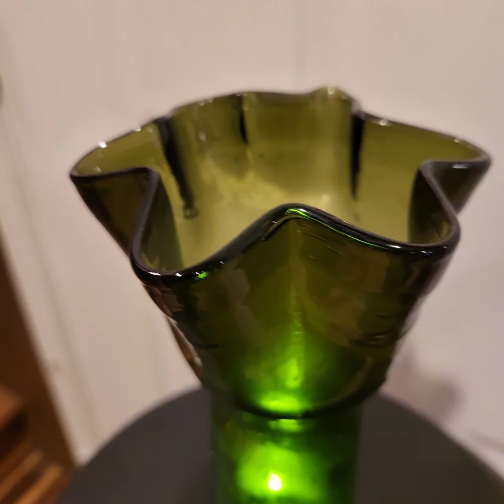 Vintage Green Glass Hand Blown Artisan Handkerchief Vase 8.25" - Picture 7 of 10